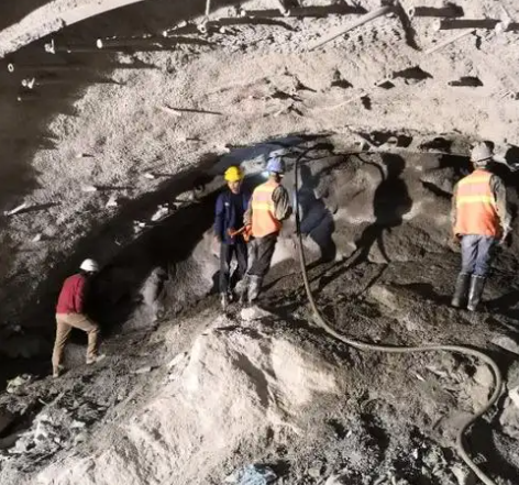 铺前镇隧道拱顶带模注浆料，微膨胀注浆料的特点及施工工艺